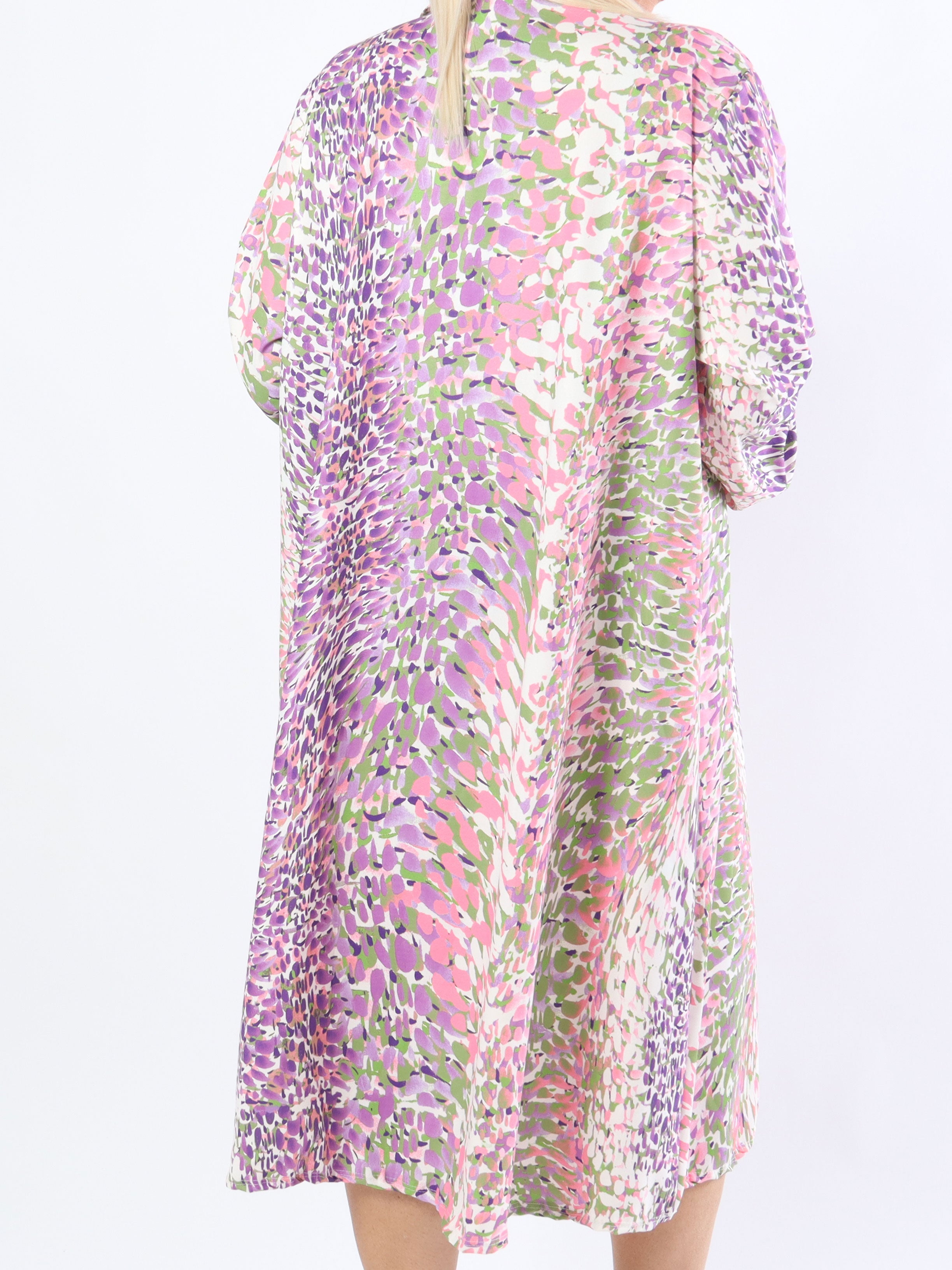 Lilly - Söt mönstrad klänning i plus size med skjortkrage